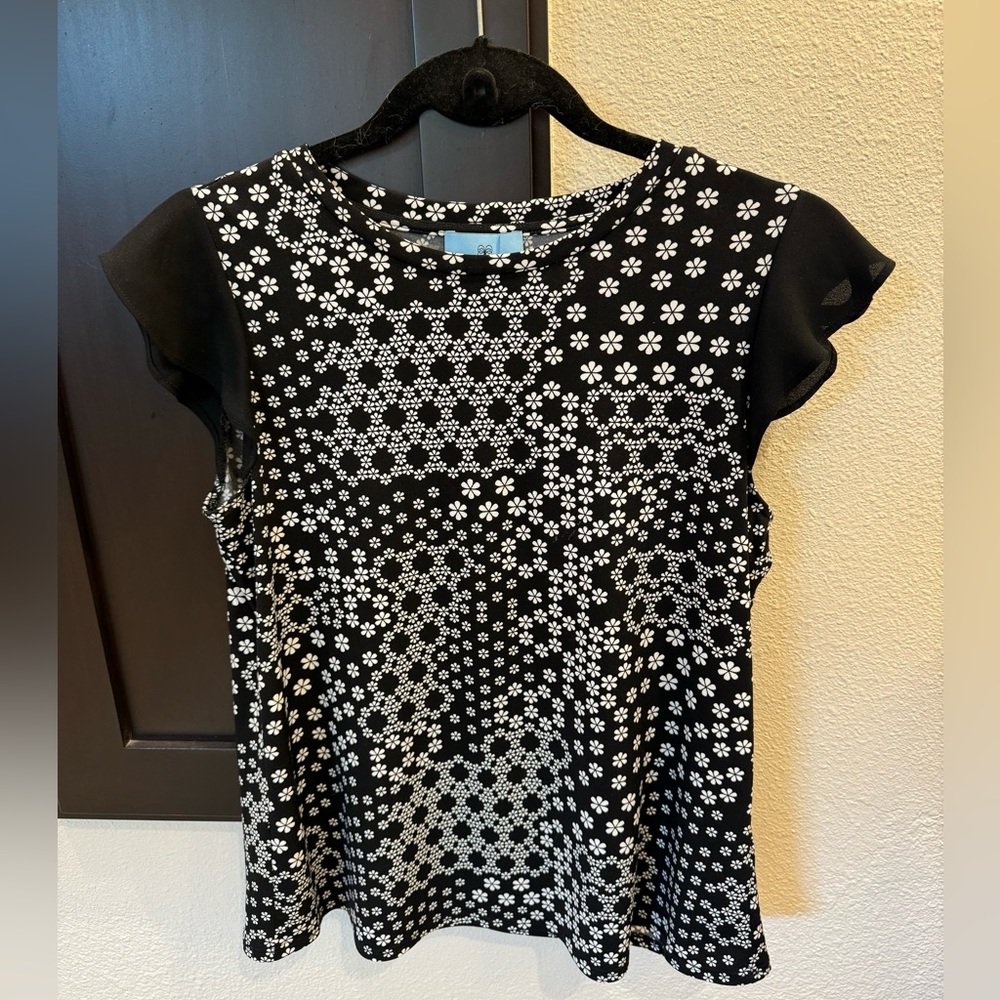 CeCe | Flutter Cap Sleeve Top